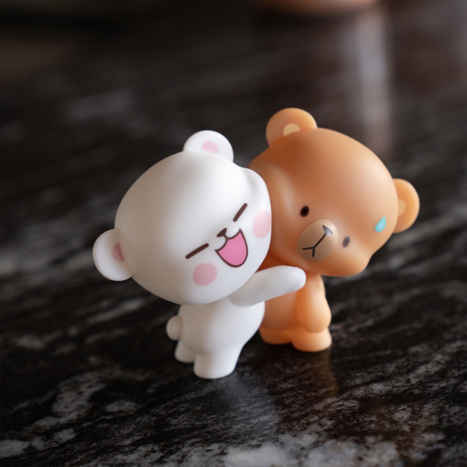 ミルクアンドモカベアーフィギュア ミルモカ Milk Mocha Hugging Figurine – Milkmochabear